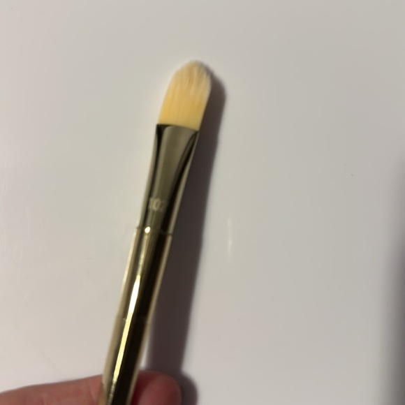 Real Techniques Bold Metals Collection 102 Triangle Concealer Brush - Picture 6 of 9
